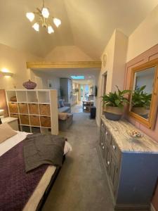 1 dormitorio con 1 cama y sala de estar en Cute Studio with kitchen, patio and free parking, en Worthing