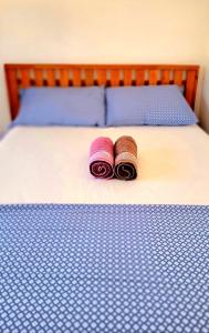 duas toalhas sentadas em cima de uma cama em Praieira Hostel&Pousada em Itacaré