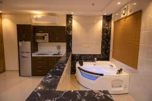 Et badeværelse på نسيم الشفا للشقق الفندقية + 79 billeder