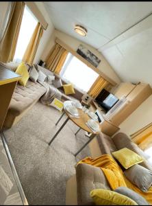 einen Blick über ein Wohnzimmer in einem Zug in der Unterkunft New Beaches: Butternut in Dymchurch