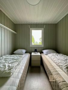 Una cama o camas en una habitación de Close to nature cabin, sauna, Øyeren view, Oslo vicinity