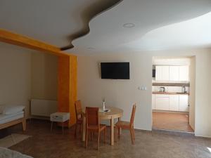 a kitchen and dining room with a table and chairs at Apartament 592 in Boguszów-Gorce