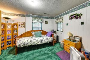- une chambre avec un lit et une commode dans l'établissement Roomy Martinsville Vacation Rental with Private Deck, à Martinsville