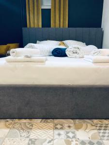 Tempat tidur dalam kamar di Rooms & Apartment ZALA Airport shuttle option