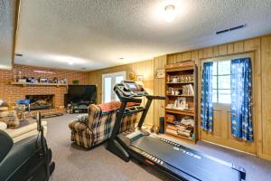 - un salon avec une salle de sport dotée d'un tapis de course dans l'établissement Roomy Martinsville Vacation Rental with Private Deck, à Martinsville