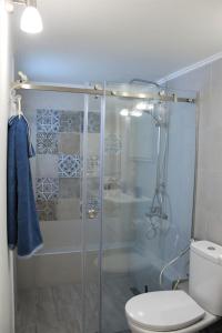 bagno con doccia e servizi igienici. di Vista Vibes Corfu a Análipsis