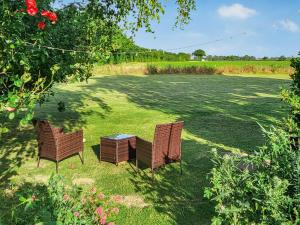 dos sillas y una mesa en un patio en Elm Barn View, en Freethorpe