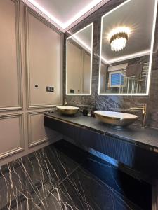 Vannas istaba naktsmītnē Luxury penthouse Sukušan
