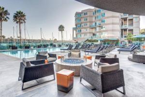 Bazén v ubytování Penthouse Waterfront In the Heart of MDR/Venice/SM nebo v jeho okolí