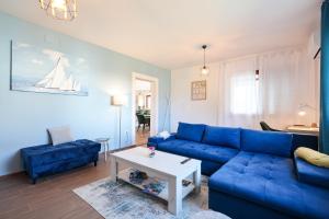 salon z niebieską kanapą i stołem w obiekcie Apartment Blue Anchor w mieście Zadar