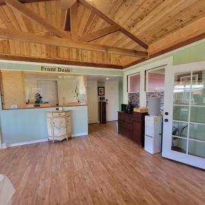 Habitación grande con recepción y cocina. en Kohala Village INN en Hawi