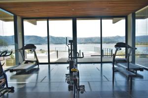 un gimnasio con 3 bicicletas estáticas frente a una gran ventana en Gran Depto 2dorm Los Molinos PREVIAJE en Villa General Belgrano