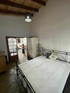 een slaapkamer met een groot wit bed in een kamer bij villa athos in Sarti