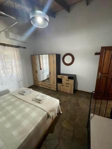 een slaapkamer met een groot bed en een spiegel bij villa athos in Sarti