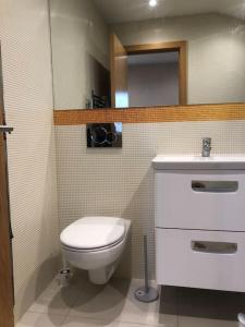 een badkamer met een toilet en een wastafel bij Flat in North Acton in Londen