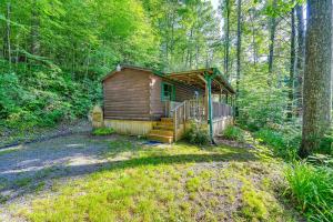 Zahrada ubytování Rosman Vacation Rental with Charcoal Grill!