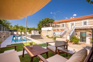Bazén v ubytovaní Villa Hrustika - heated pool, jacuzzi & sauna alebo v jeho blízkosti