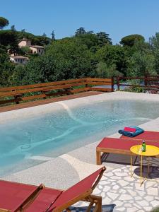 una gran piscina con una mesa y una mesa en Giardini Penelope, en Ciampino