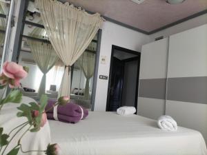 A bed or beds in a room at Hostal New York City