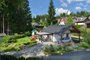 ein Haus mit einem Auto in der Einfahrt in der Unterkunft Rekreační domek Kobylnice Lipno in Lipno nad Vltavou