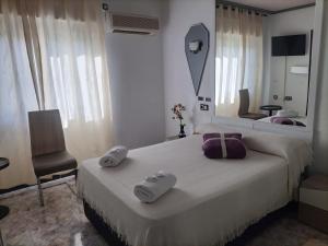 A bed or beds in a room at Hostal New York City