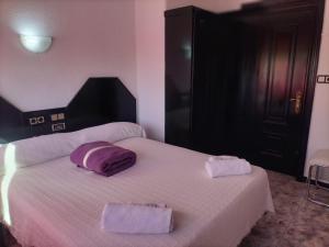 A bed or beds in a room at Hostal New York City