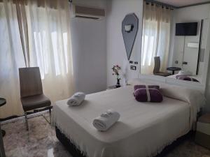 A bed or beds in a room at Hostal New York City