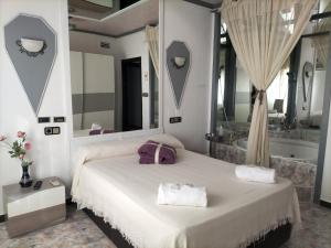 A bed or beds in a room at Hostal New York City