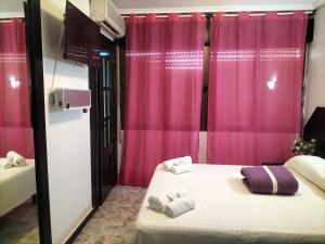 A bed or beds in a room at Hostal New York City