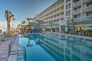 uma grande piscina em frente a um hotel em Daytona Beach Vacation Rental with Beach Access em Daytona Beach