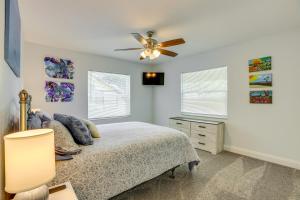 1 dormitorio con 1 cama y ventilador de techo en Modern Ocala Oasis with Fire Pit and Gas Grill!, en Marion Oaks