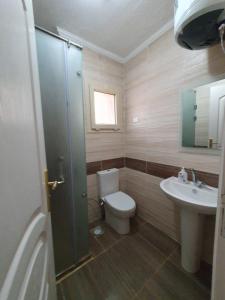 een badkamer met een toilet en een wastafel bij Coronado North Coast Chalet Sea view for Families Only in El Dab‘a