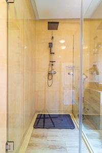 La salle de bains est pourvue d'une douche avec une porte en verre. dans l'établissement Caprice palace hivernage, à Marrakech