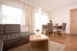 ein Wohnzimmer mit einem Sofa und einem Tisch in der Unterkunft Haus Kristall in Serfaus