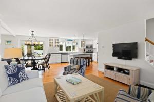 ein Wohnzimmer mit Sofa und Fernseher in der Unterkunft 2 Bicycles Provided! Cape Cod Cottage with Deck in Orleans