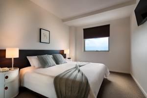 Säng eller sängar i ett rum på Caroline Serviced Apartments Brighton