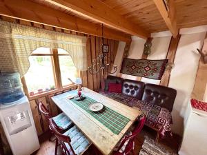 - une salle à manger avec une table et des chaises dans une cabine dans l'établissement Merejuula Puhkemaja, à Noarootsi