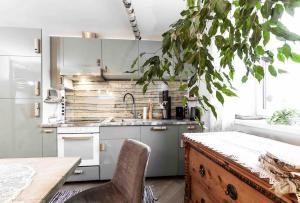 una cucina con lavandino e tavolo con sedie di Birken Suite a Ramsau