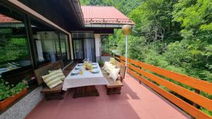 Čabar的住宿－Villa Izvor Čabranke，房屋阳台的餐桌