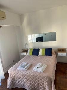 1 dormitorio con 1 cama con 2 toallas en Departamento de 2 dormitorios en Almagro en Buenos Aires