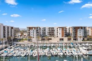 un grupo de barcos atracados en un puerto deportivo en The Green Pearl 2Bed/2Bath Venice Beach/MDR/SM, en Los Ángeles