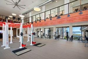 un gimnasio con equipo cardiovascular en un gran edificio en The Green Pearl 2Bed/2Bath Venice Beach/MDR/SM, en Los Ángeles