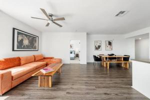 A seating area at The Green Pearl 2Bed/2Bath Venice Beach/MDR/SM