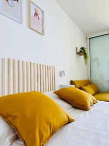 Ένα ή περισσότερα κρεβάτια σε δωμάτιο στο Joli Studio Kaz’Coco vue mer