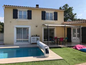 una casa con piscina frente a una casa en Villa firenze, en Montségur-sur-Lauzon