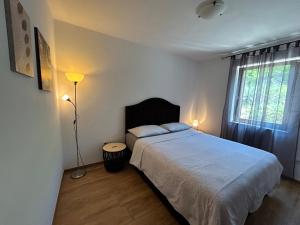 sypialnia z dużym łóżkiem i oknem w obiekcie Apartments Mestrovic, Klimno, Soline bay, island Krk w mieście Klimno