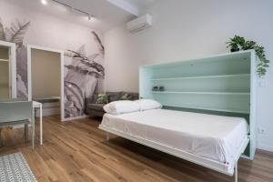 sypialnia z dużym łóżkiem i kanapą w obiekcie Marina Beach Apartments w Walencji