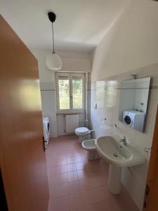 La salle de bains est pourvue d'un lavabo et de toilettes. dans l'établissement Terrazza sul lago (CIR 017085-LNI-00027), à Iseo