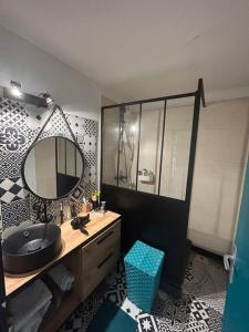 a bathroom with a sink and a mirror at Superbe T2 type loft proche Paris La Défense Arena et 30 min stade de France in Puteaux