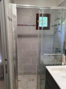 a shower with a glass door in a bathroom at studio tranquille in Pavillons-sous-Bois